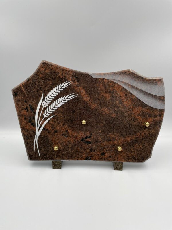 Granit couleur ocre (orange/marron) sur pied en aluminium.