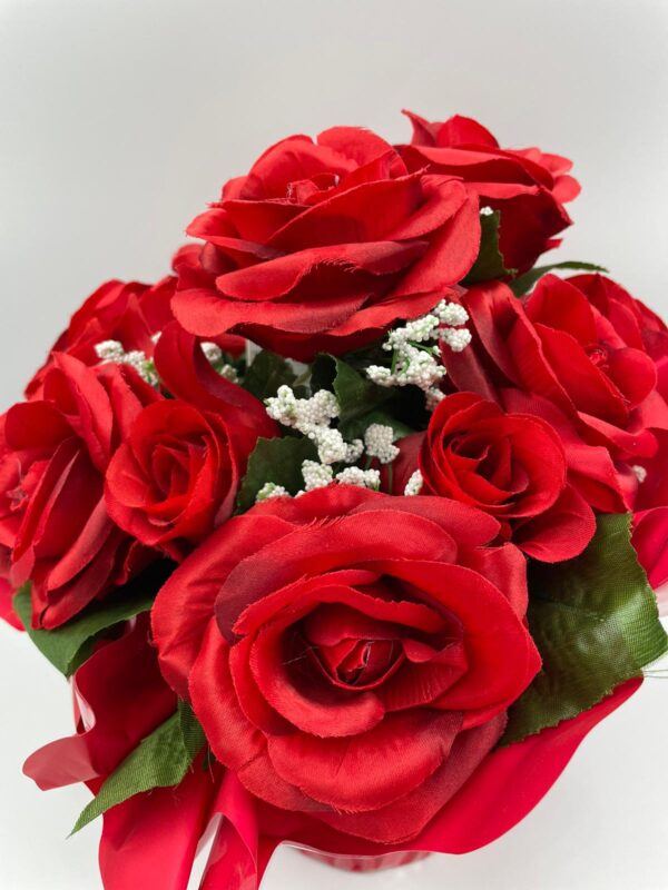 Bouquet de fleurs artificielles.