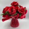 Roses rouges et gypsophil.