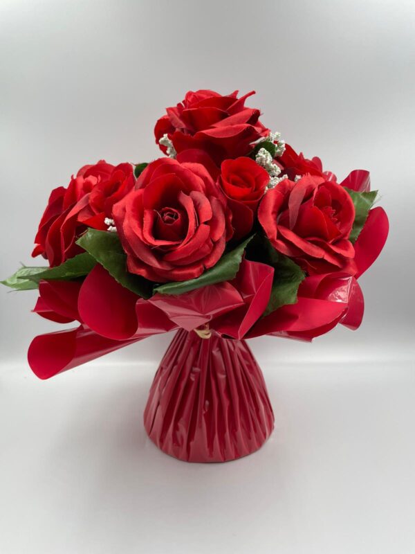 Roses rouges et gypsophil.