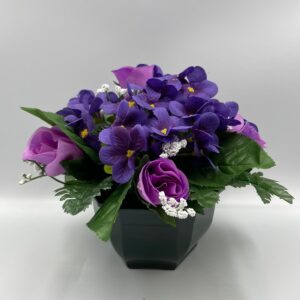 Coupe de fleurs artificielles.