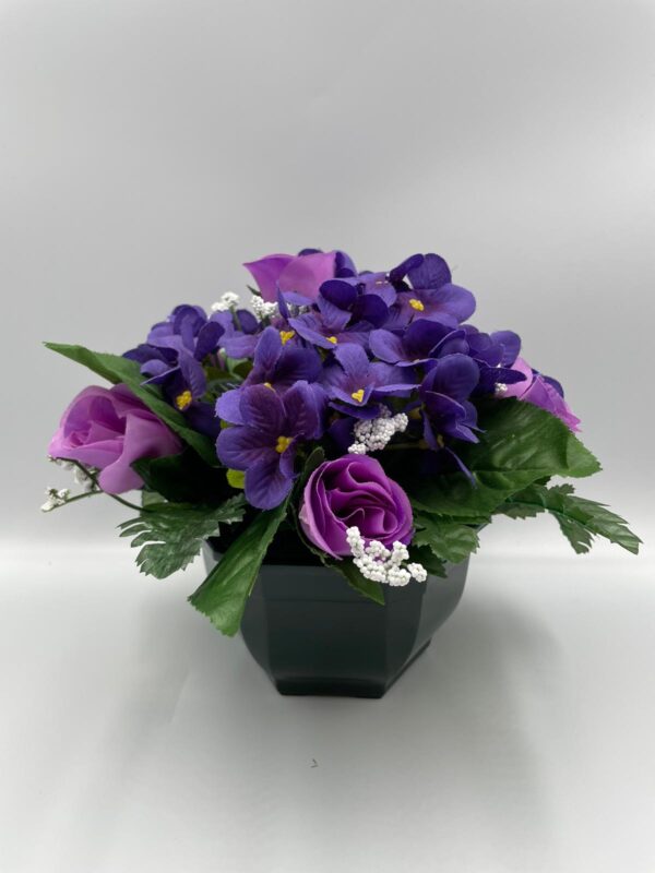 Coupe de fleurs artificielles.