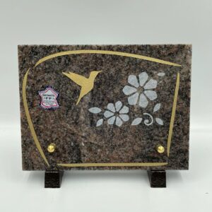 Granit multicolore sur pieds en aluminium.