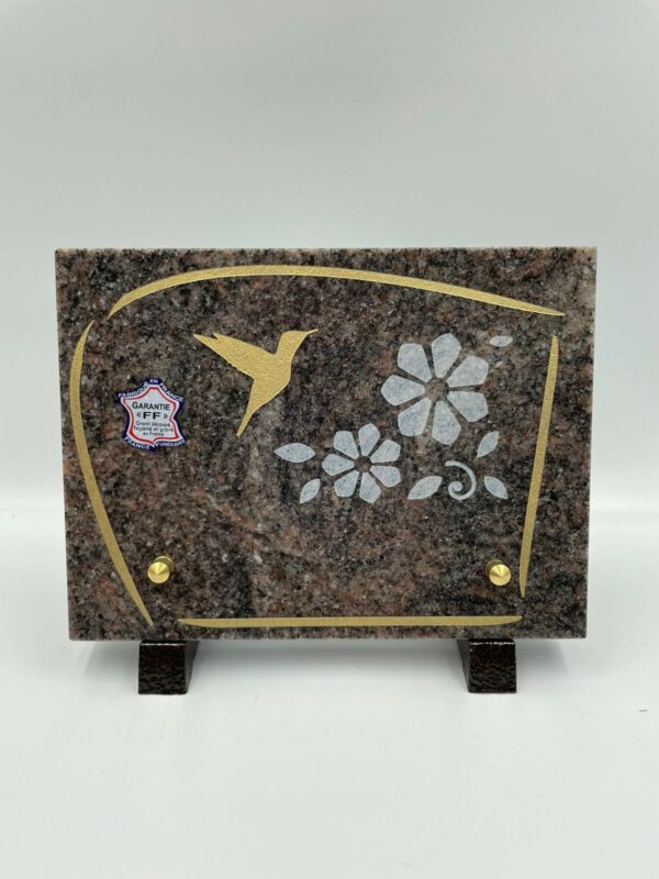 Granit multicolore sur pieds en aluminium.