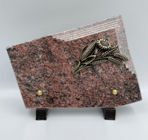 Plaque en granit Rose d'Alva sur pieds aluminium.