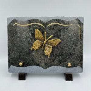 Plaque en granit Verveine sur pieds aluminium.